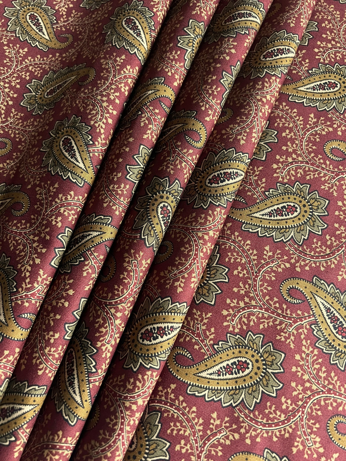 Makower Madison Manor - Paisley red