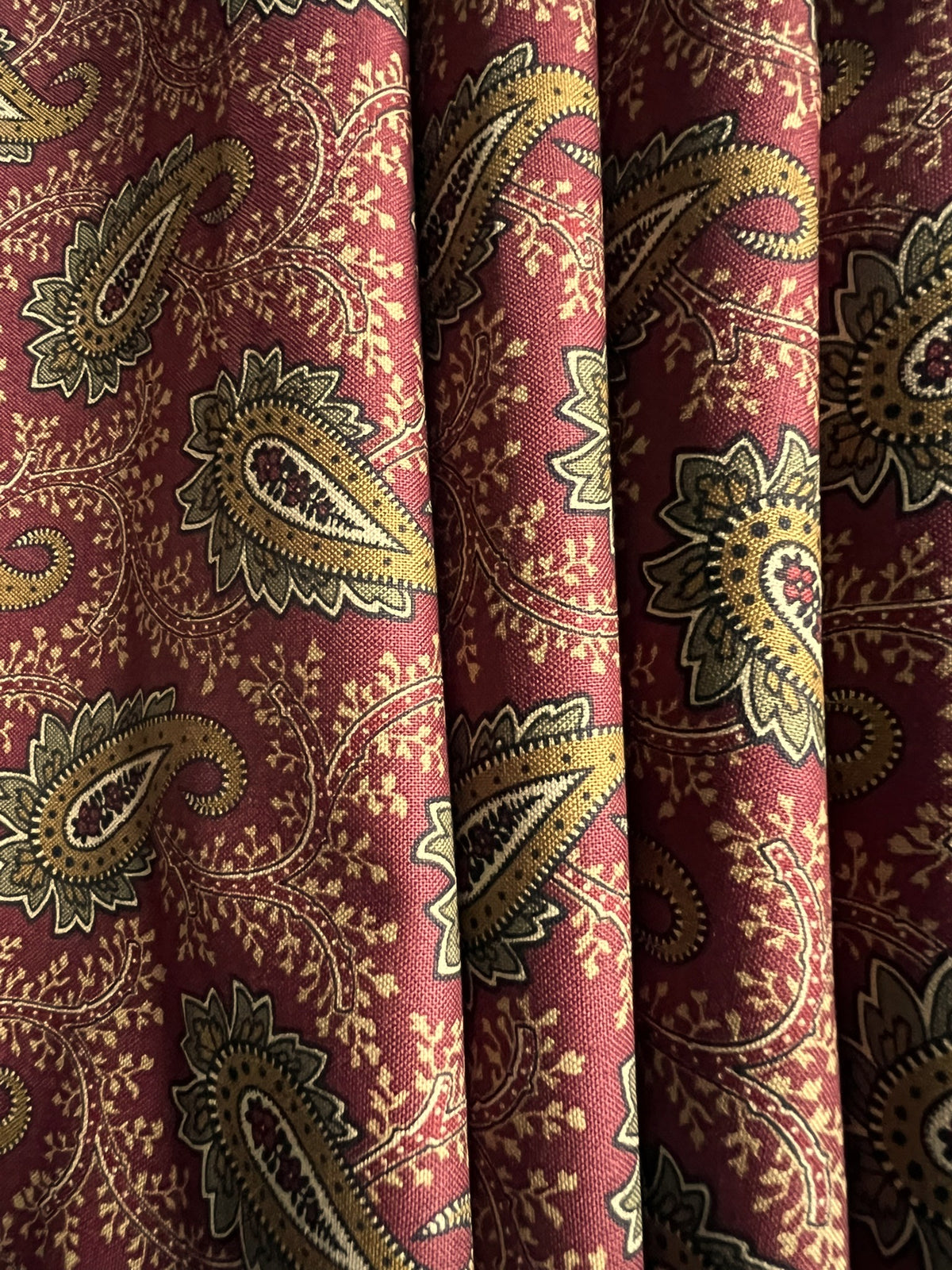 Makower Madison Manor - Paisley red