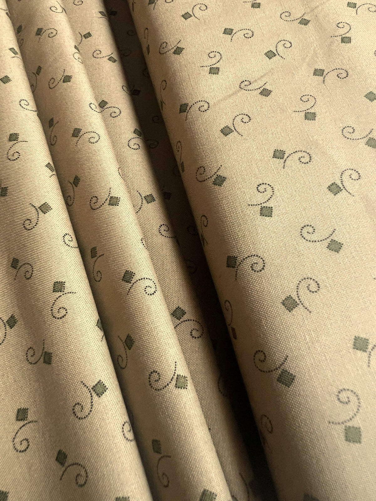 Makower Madison Manor - Square Curl green