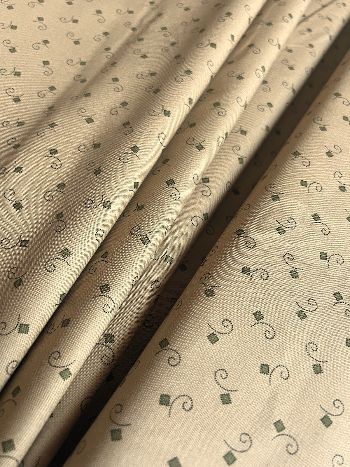 Makower Madison Manor - Square Curl green