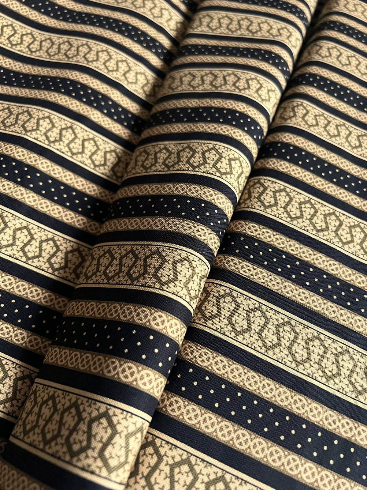 Makower Madison Manor - Thorn Stripe black