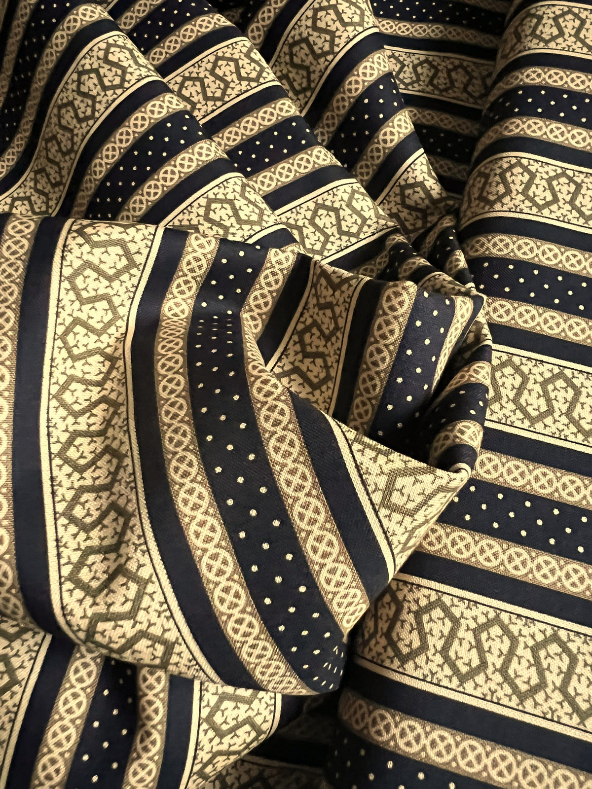 Makower Madison Manor - Thorn Stripe black