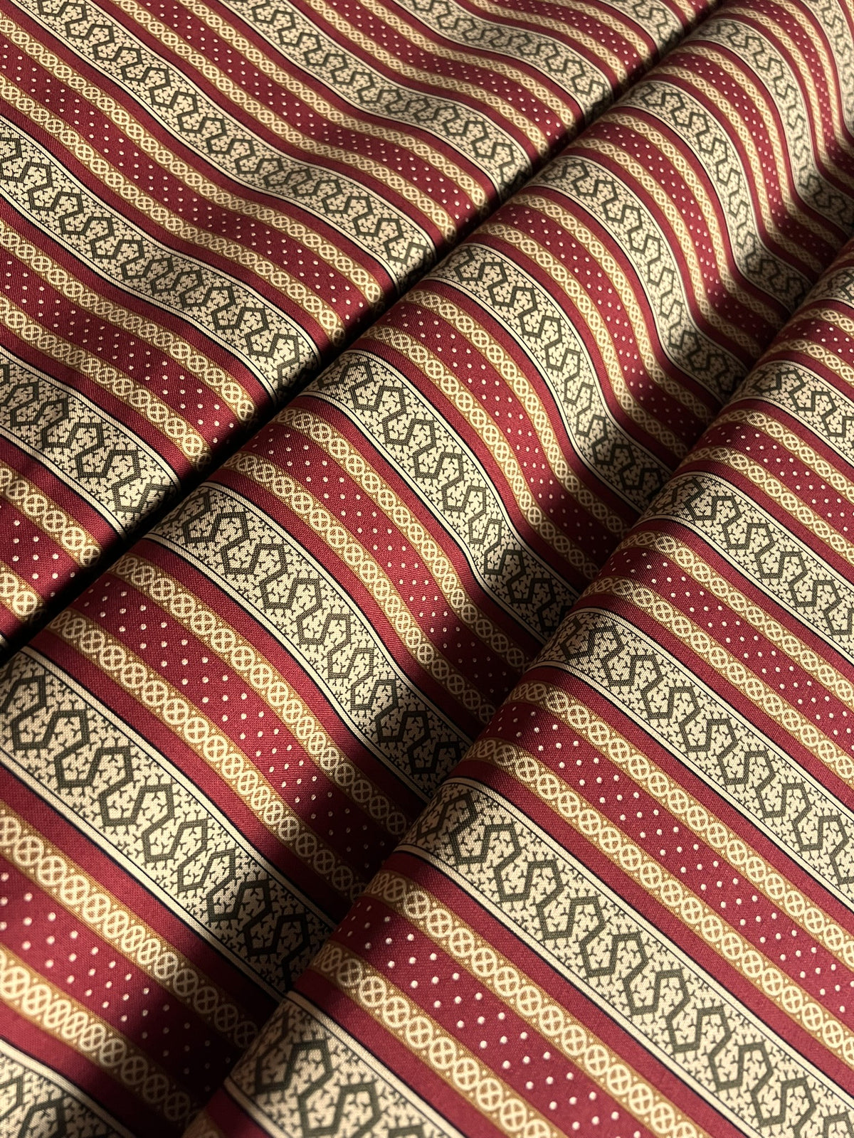 Makower Madison Manor - Thorn Stripe red
