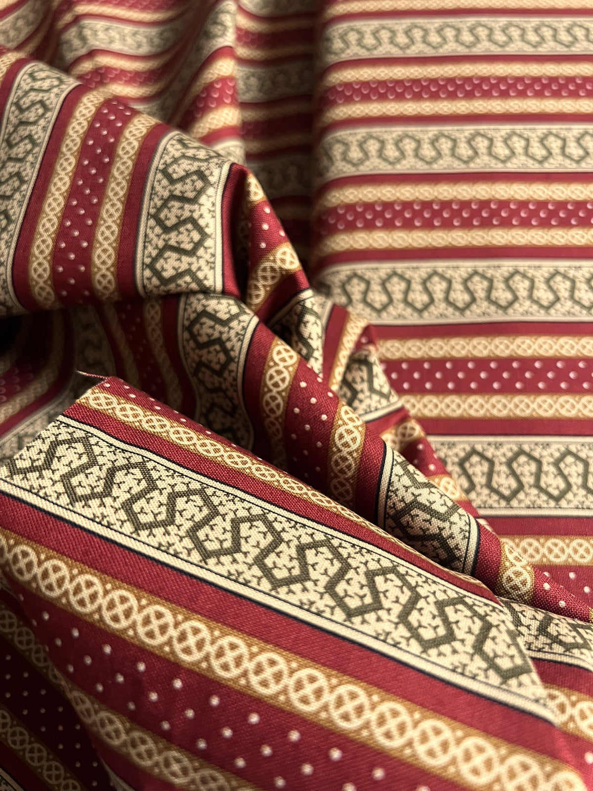 Makower Madison Manor - Thorn Stripe red