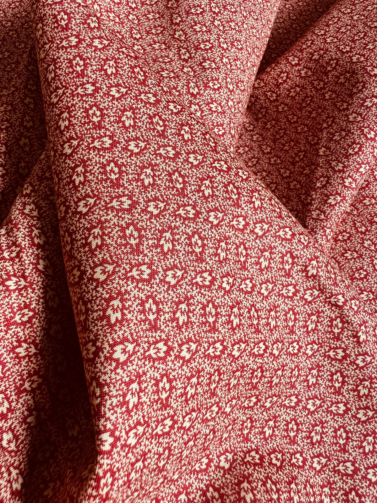 Makower Madison Manor - Tossed Flower red