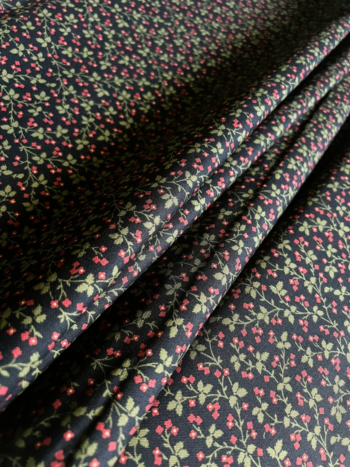 Makower Madison Manor - Vine black and red