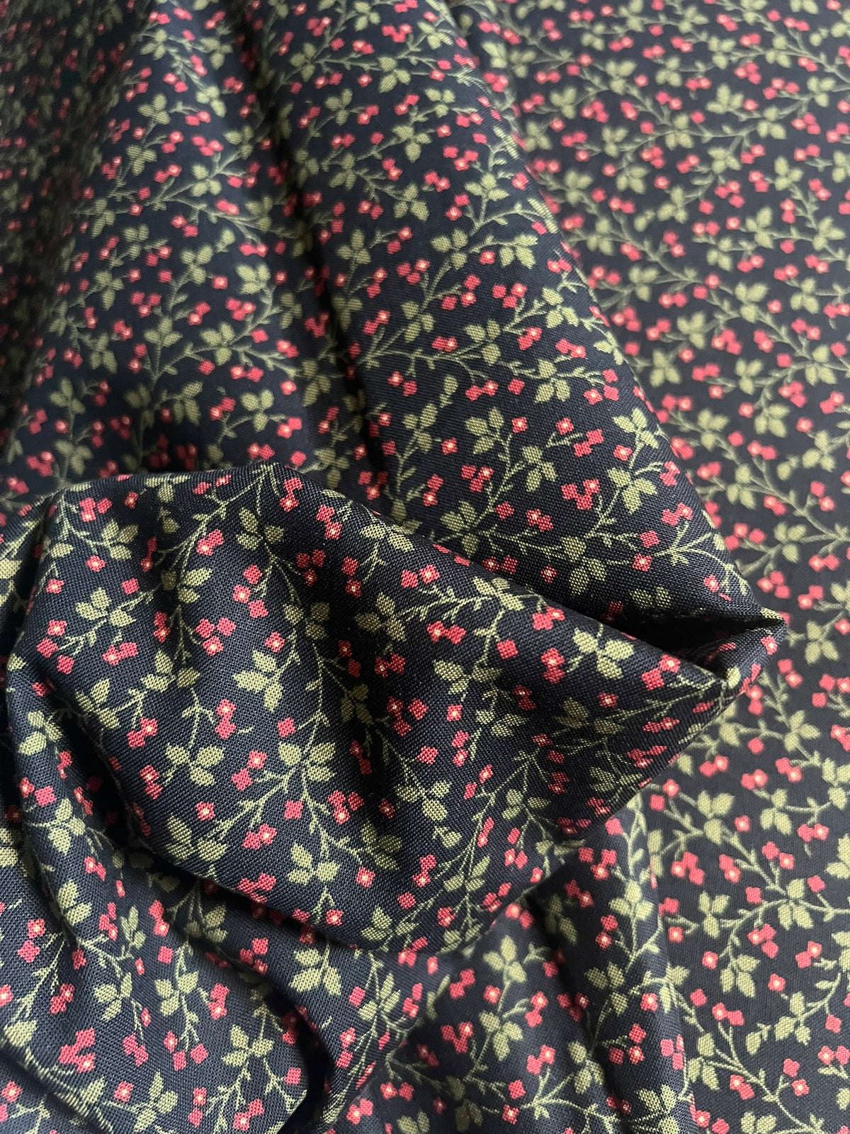 Makower Madison Manor - Vine black and red